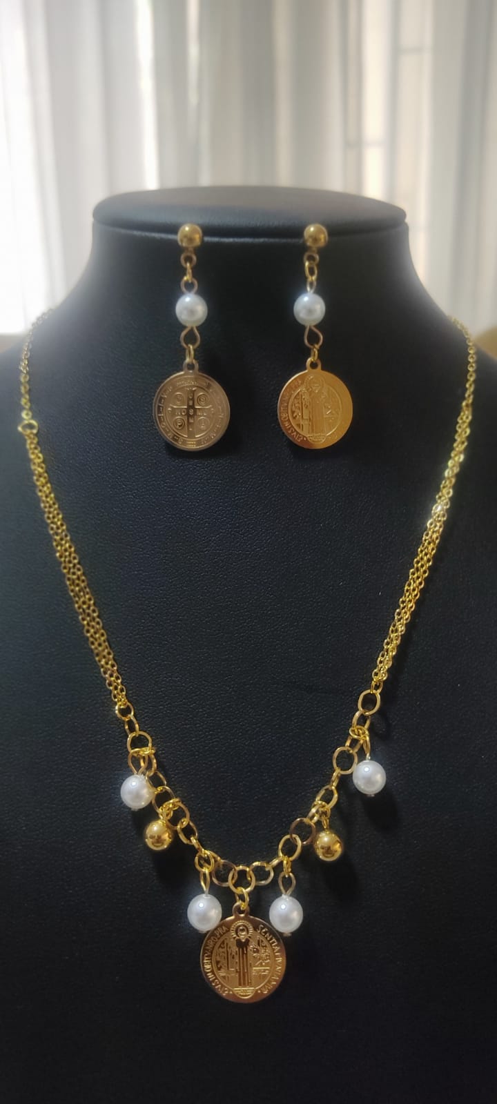 COLLAR + PENDIENTES SAN BENITO PERLAS